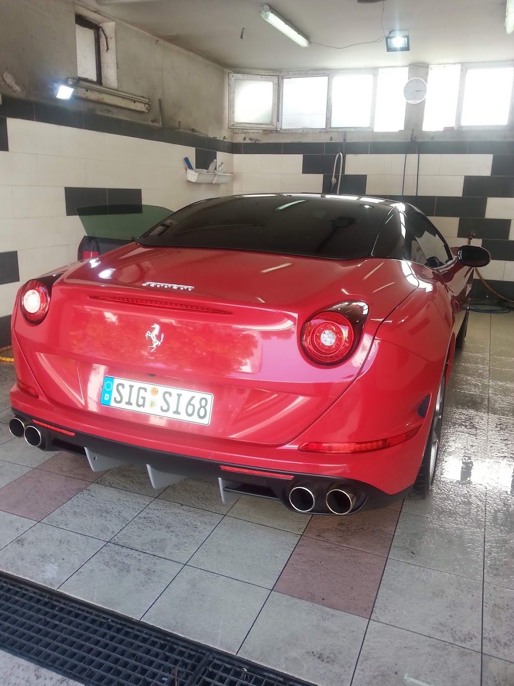 Crveni Ferrari u perionici