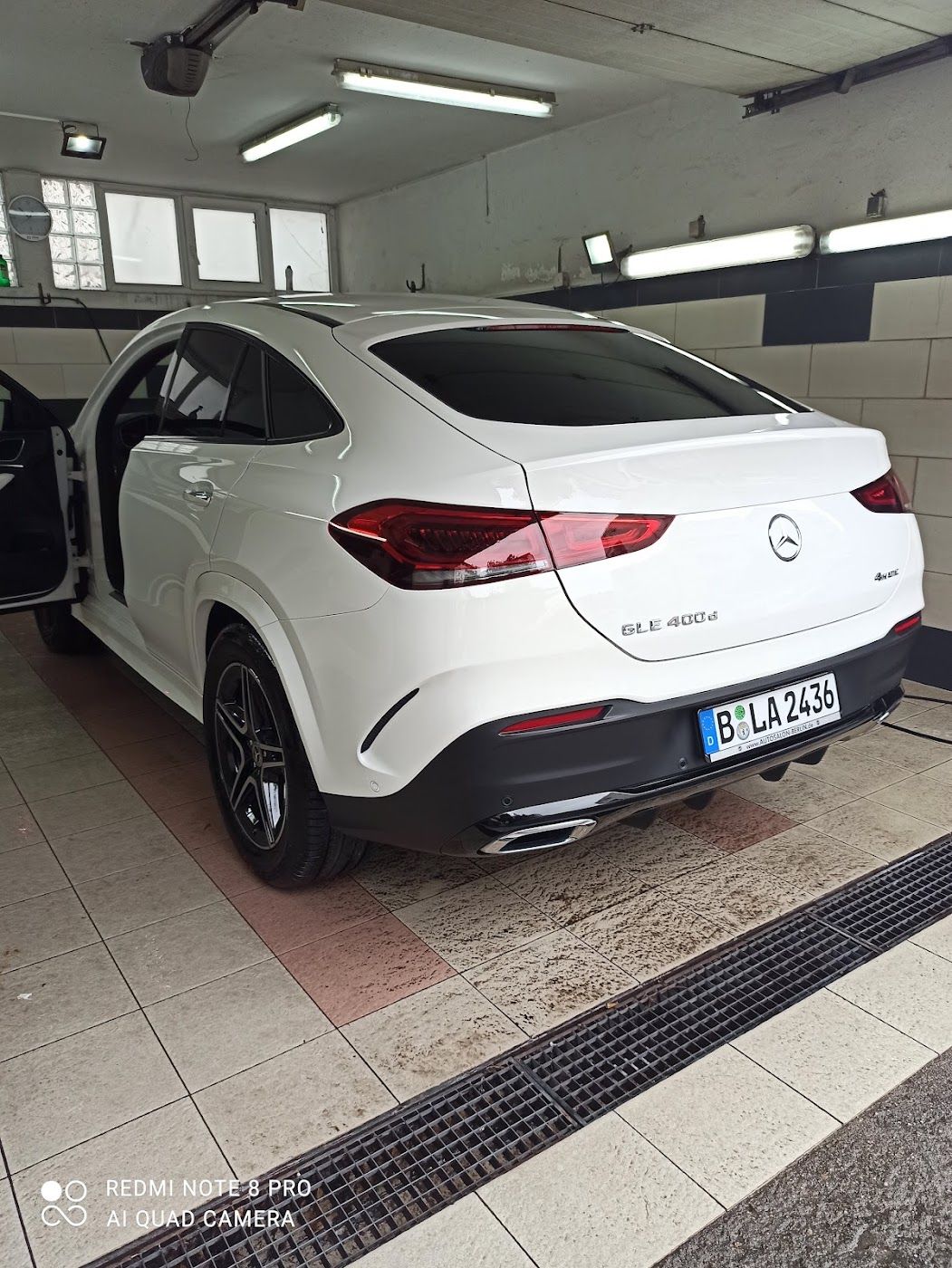 Beli Mercedes posle pranja