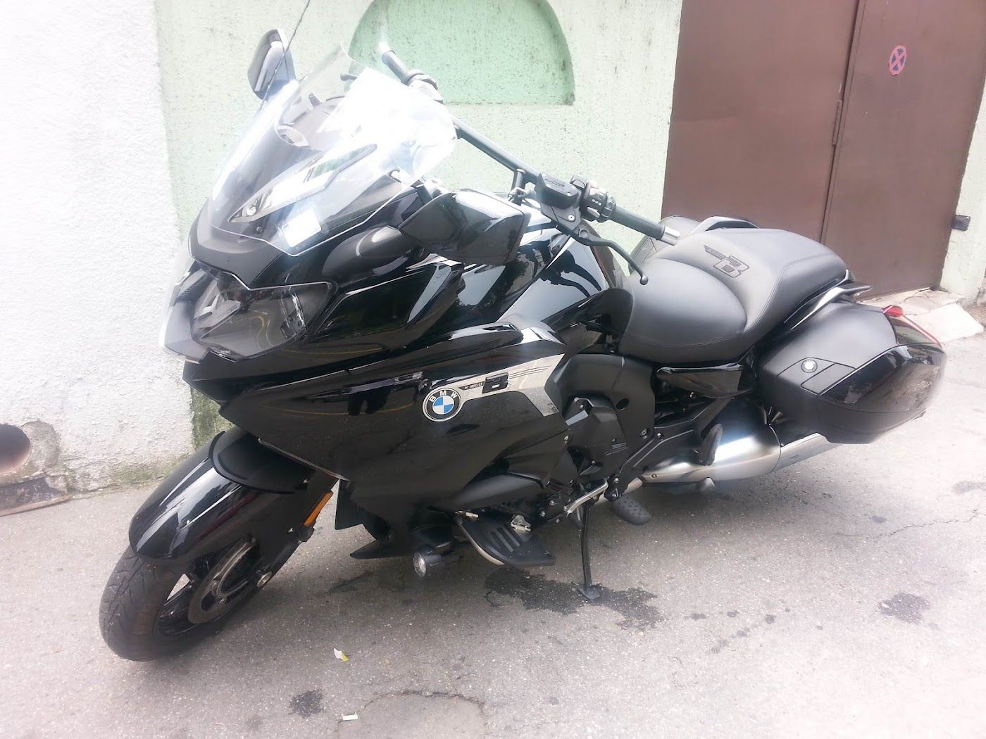 Crni BMW motocikl posle pranja