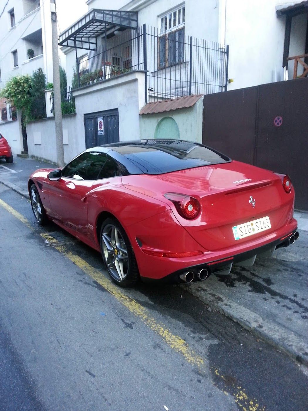 Crveni Ferrari ispred perionice