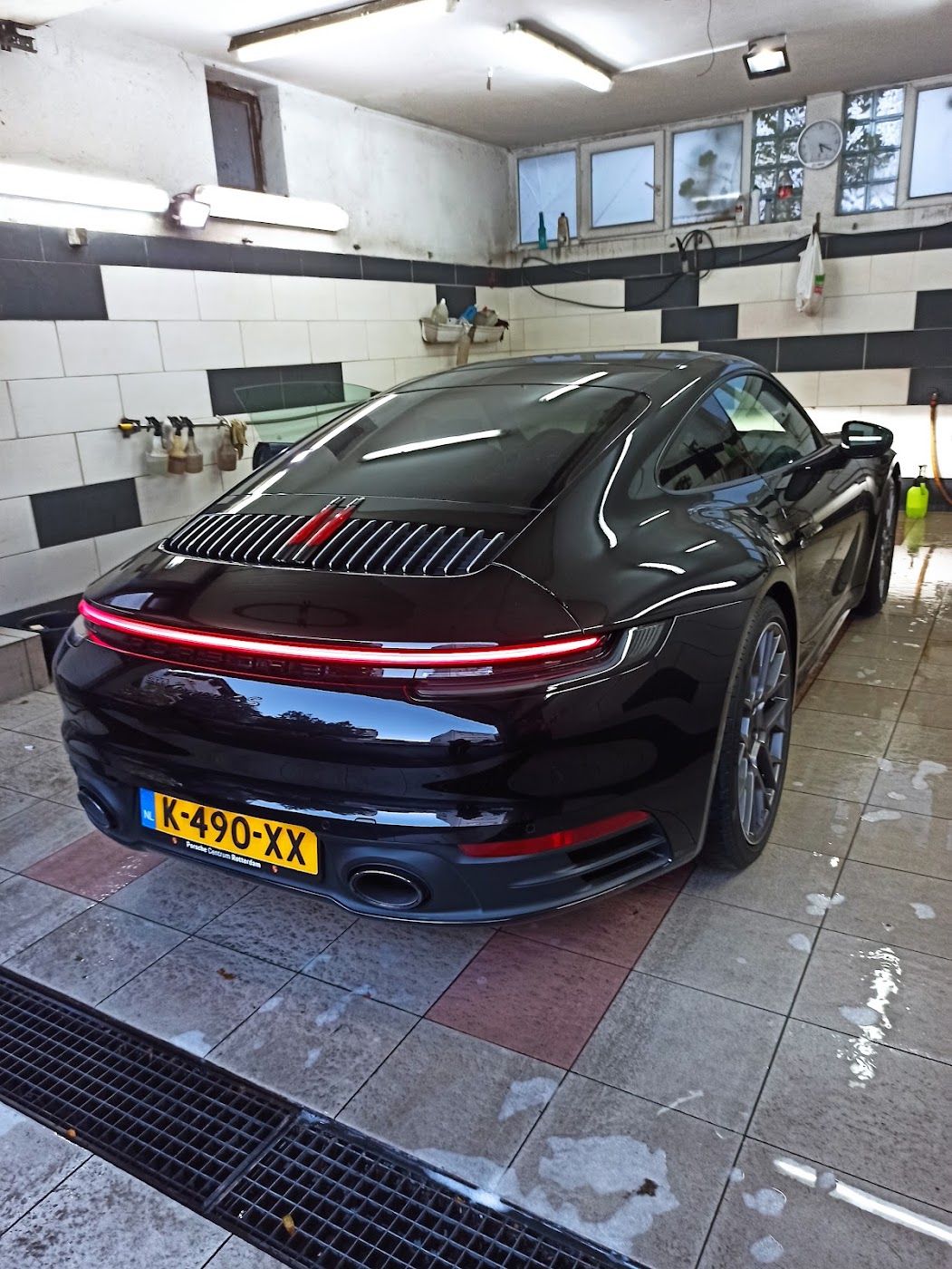 Crni Porsche 911 posle pranja u perionici